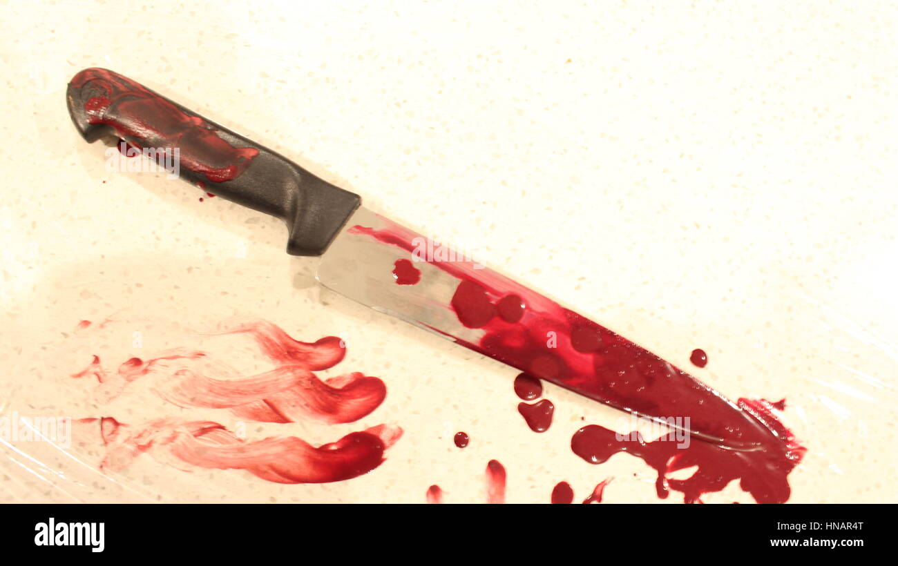 Un insanguinato coltello da cucina Foto Stock