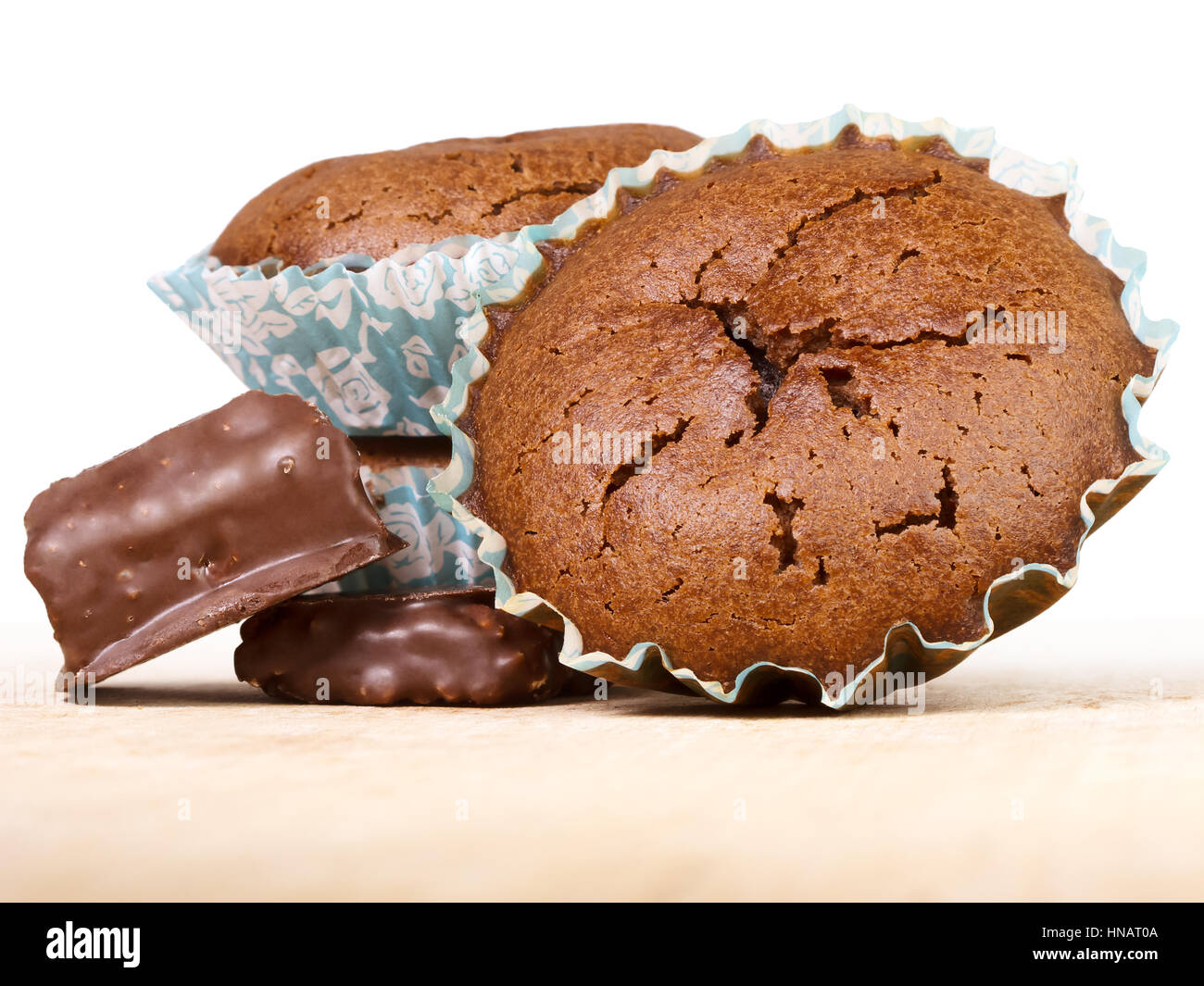 Muffin al cioccolato e caramelle. Freschi dolci da forno in carta una teglia con superficie incrinato. Foto Stock