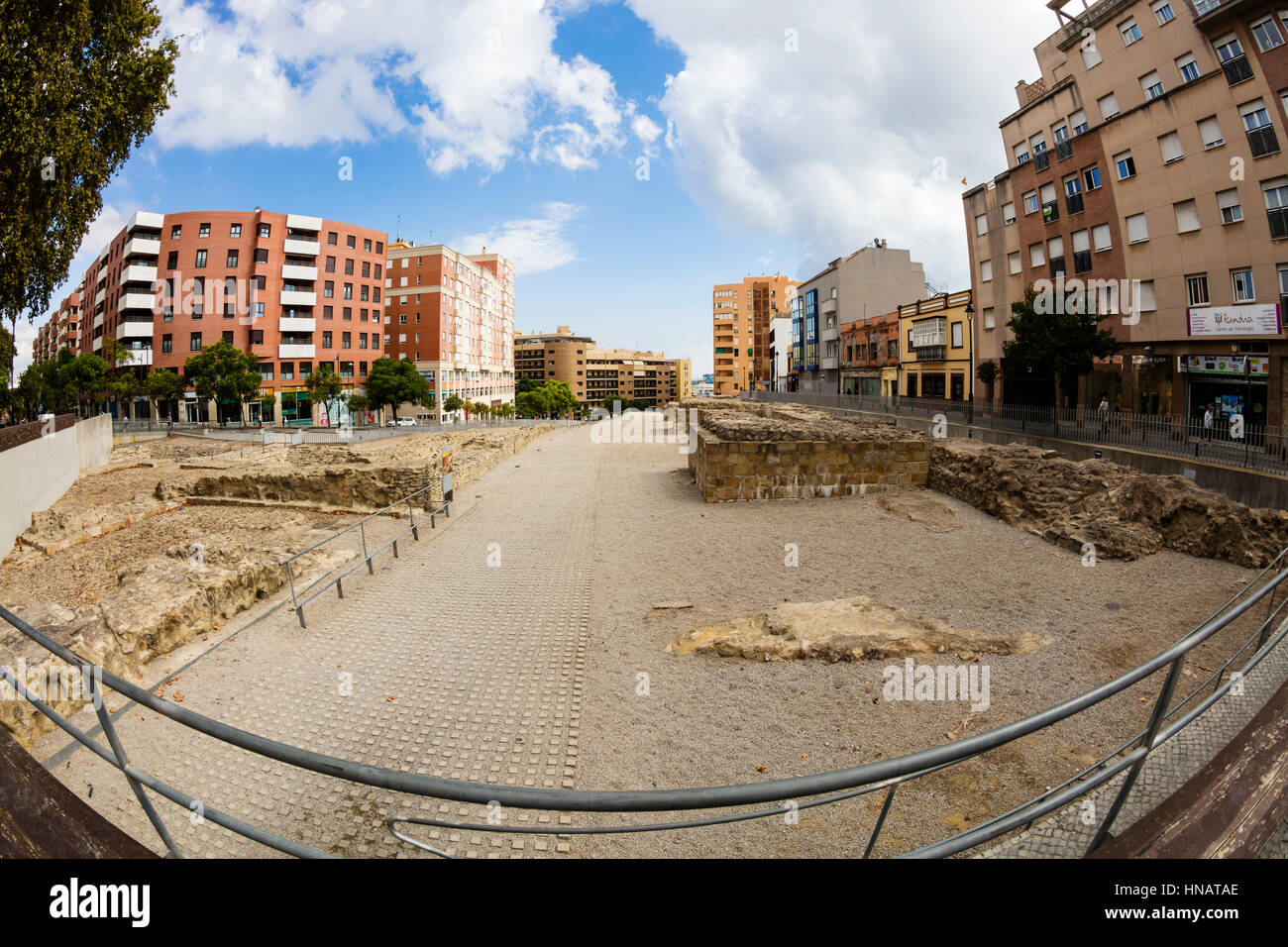 Le pareti Marinid di Algeciras (Spagnolo: Arqueolgico Parque de Las Murallas Merines de Algeciras) nel centro della città spagnola. Fish Eye prospettiva. Foto Stock