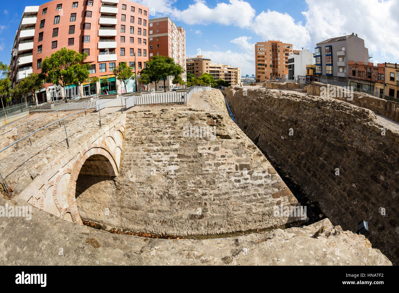 Le pareti Marinid di Algeciras (Spagnolo: Arqueolgico Parque de Las Murallas Merines de Algeciras) nel centro della città spagnola. Fish Eye prospettiva. Foto Stock