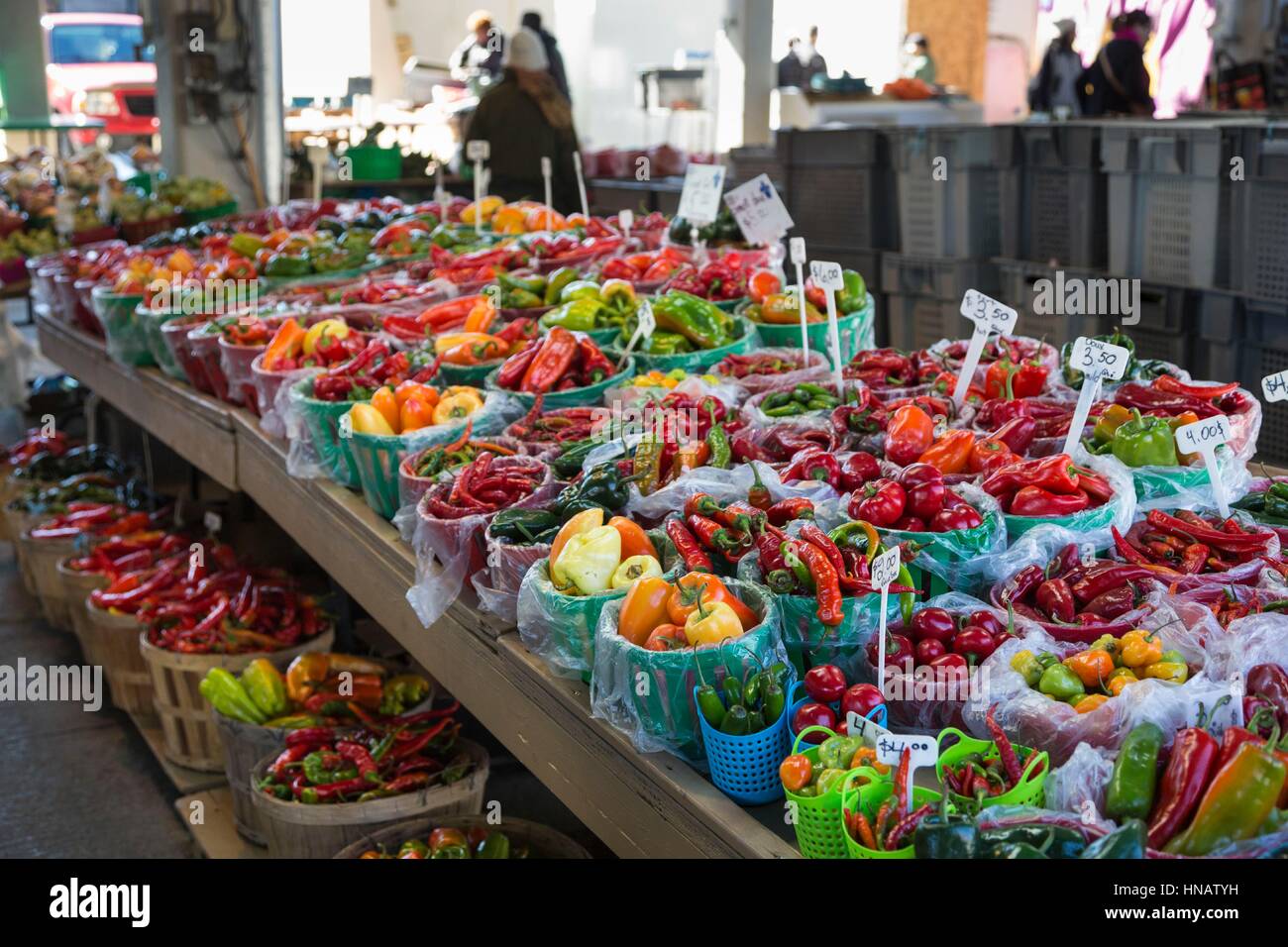 Peperoni alla Jean Talon Mercato, Montreal, Quebec, Canada. Foto Stock