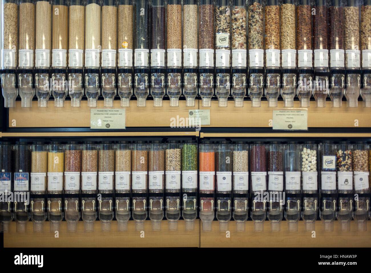 Sezione di bulk al negozio di alimentari con un'enfasi su prodotti locali, Pennsylvania, USA. Foto Stock
