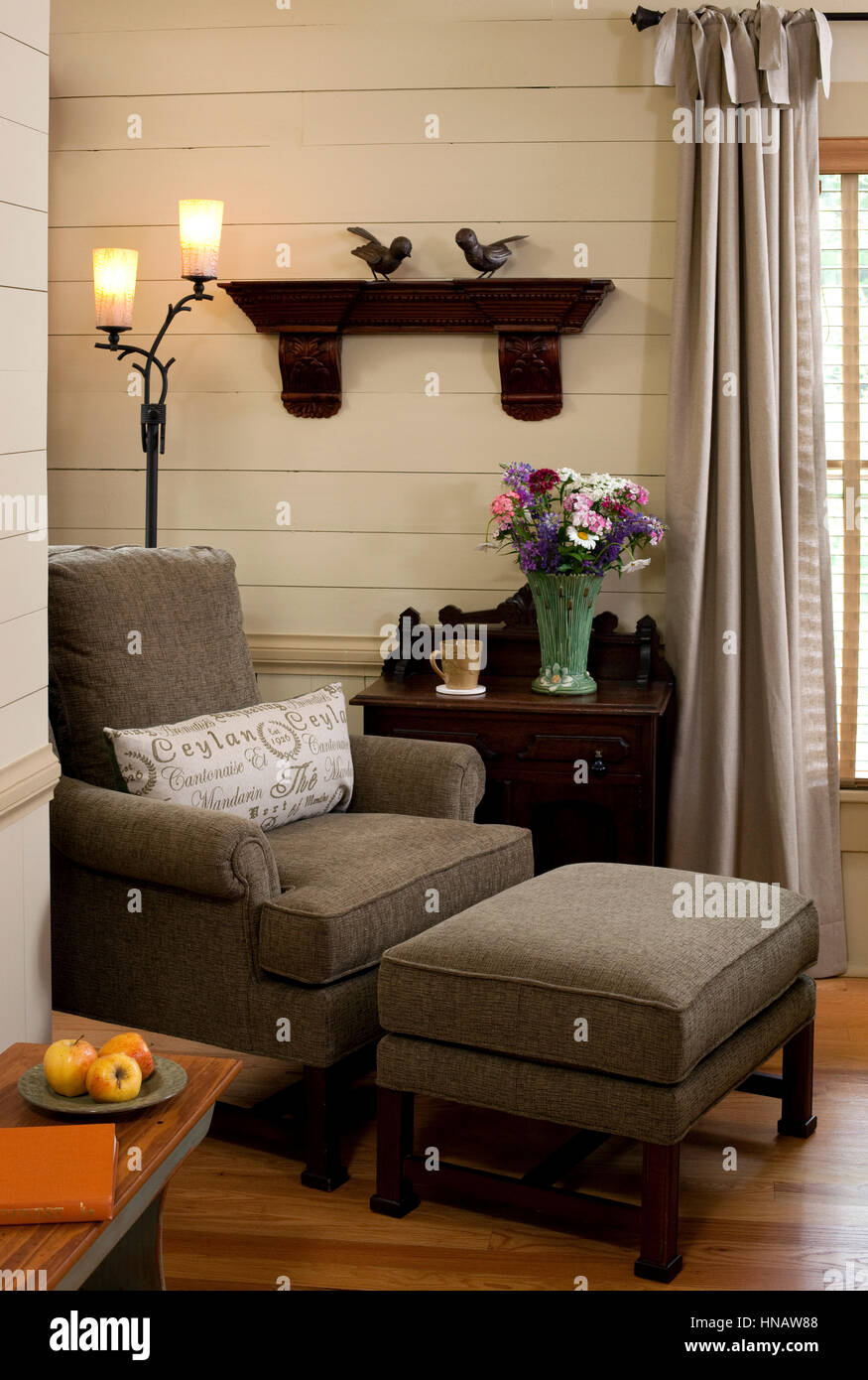 Vignette di Poltrona e pouf in camera, Buck casa sulla montagna calva, Burnsville, NC. Foto Stock