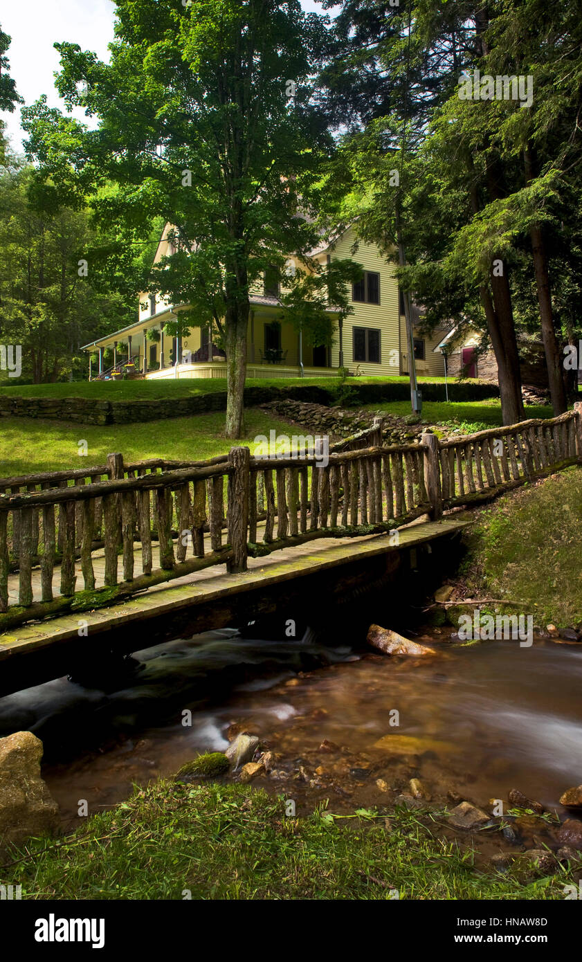 Flusso con ponte di legno, Buck casa sulla montagna calva, Burnsville, NC. Foto Stock