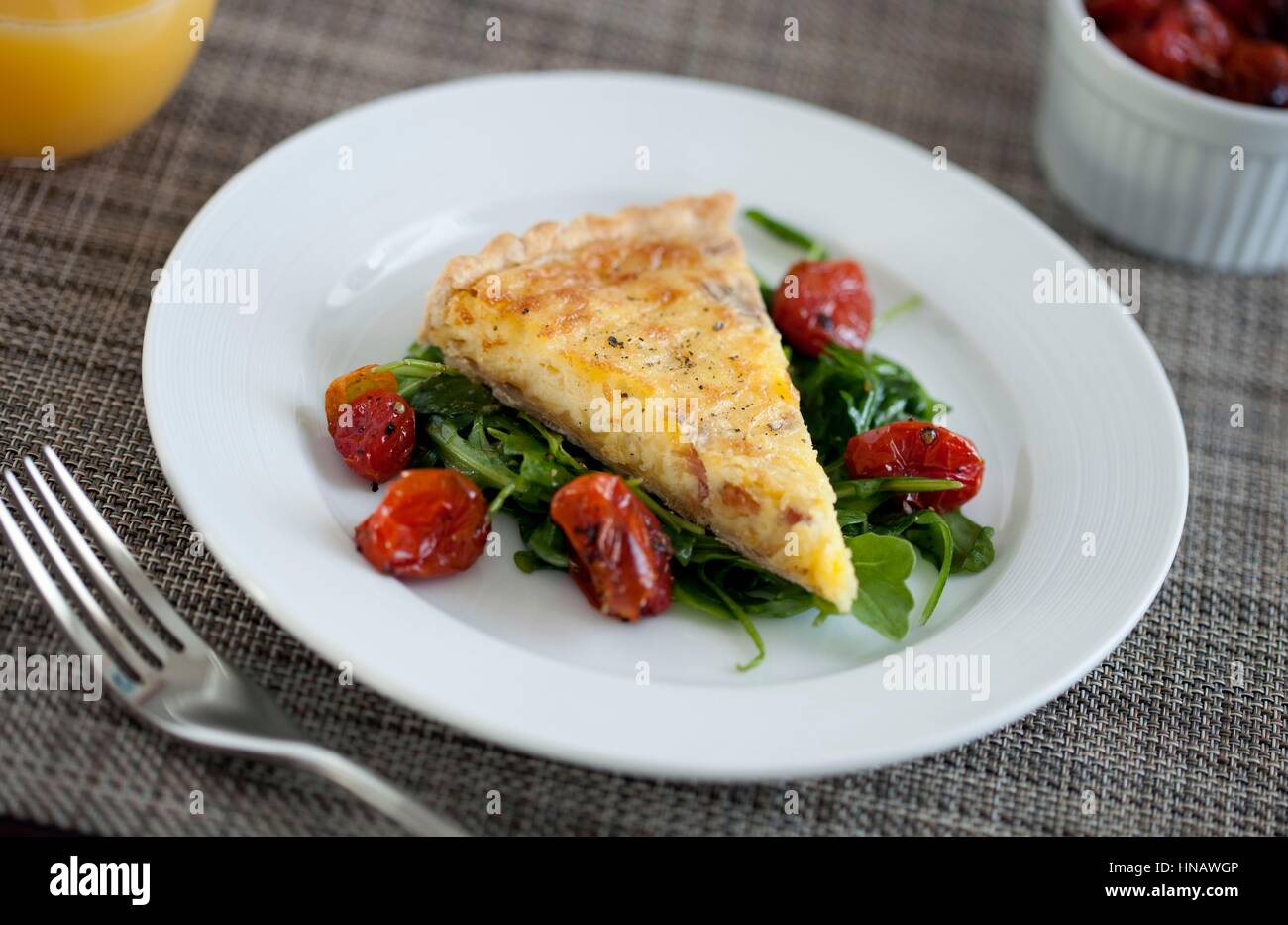 Prosciutto e formaggio quiche sopra le verdure miste, prati inglese Inn, Kennebunk, ME. Foto Stock