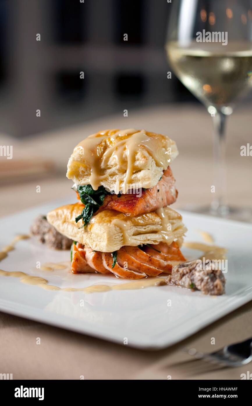 Impilati antipasto di salmone con pasta sfoglia, David's Restaurant, Amelia Island, FL. Foto Stock