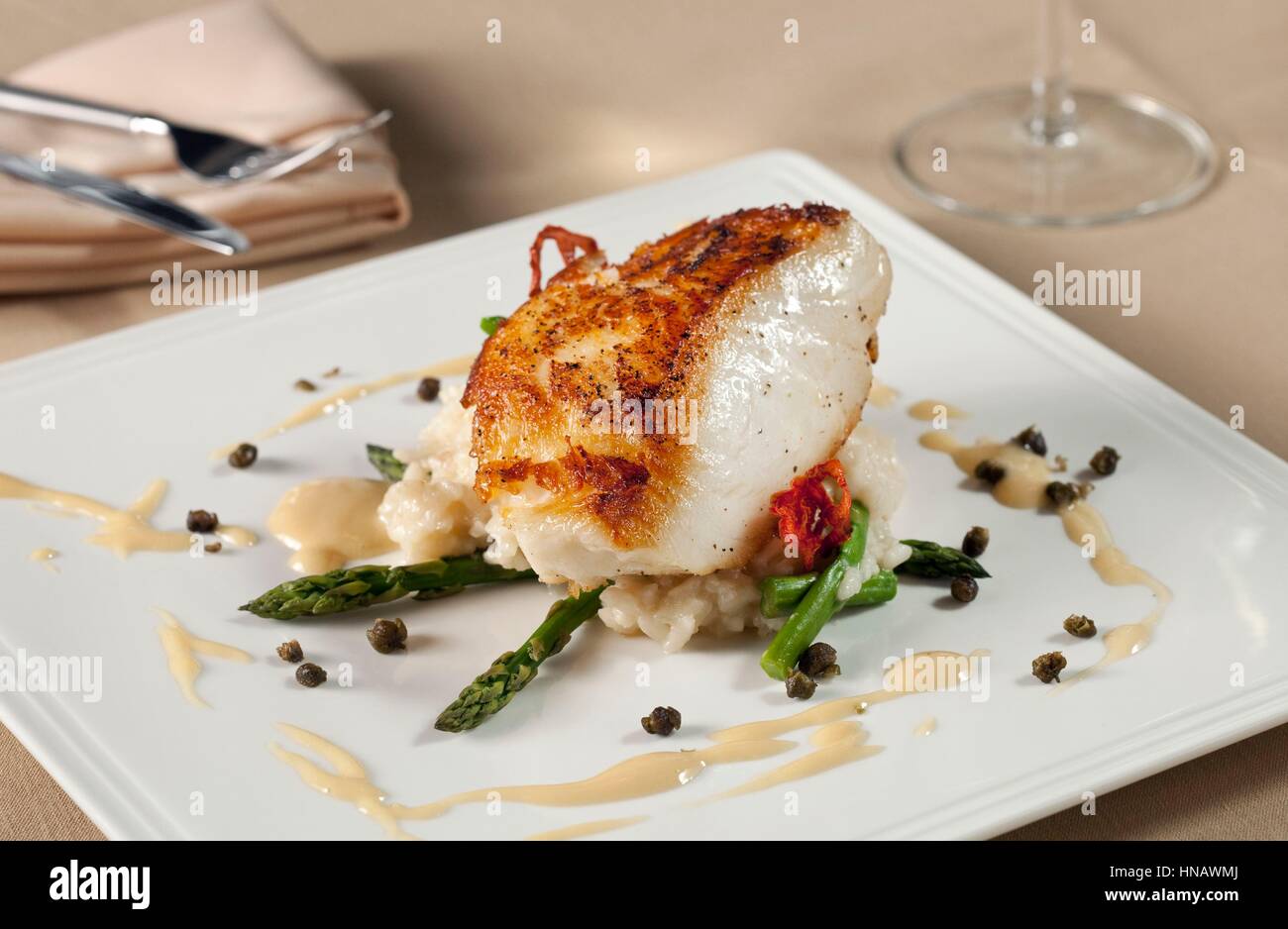 Pesce spada servito con asparagi, David's Restaurant, Amelia Island, FL. Foto Stock