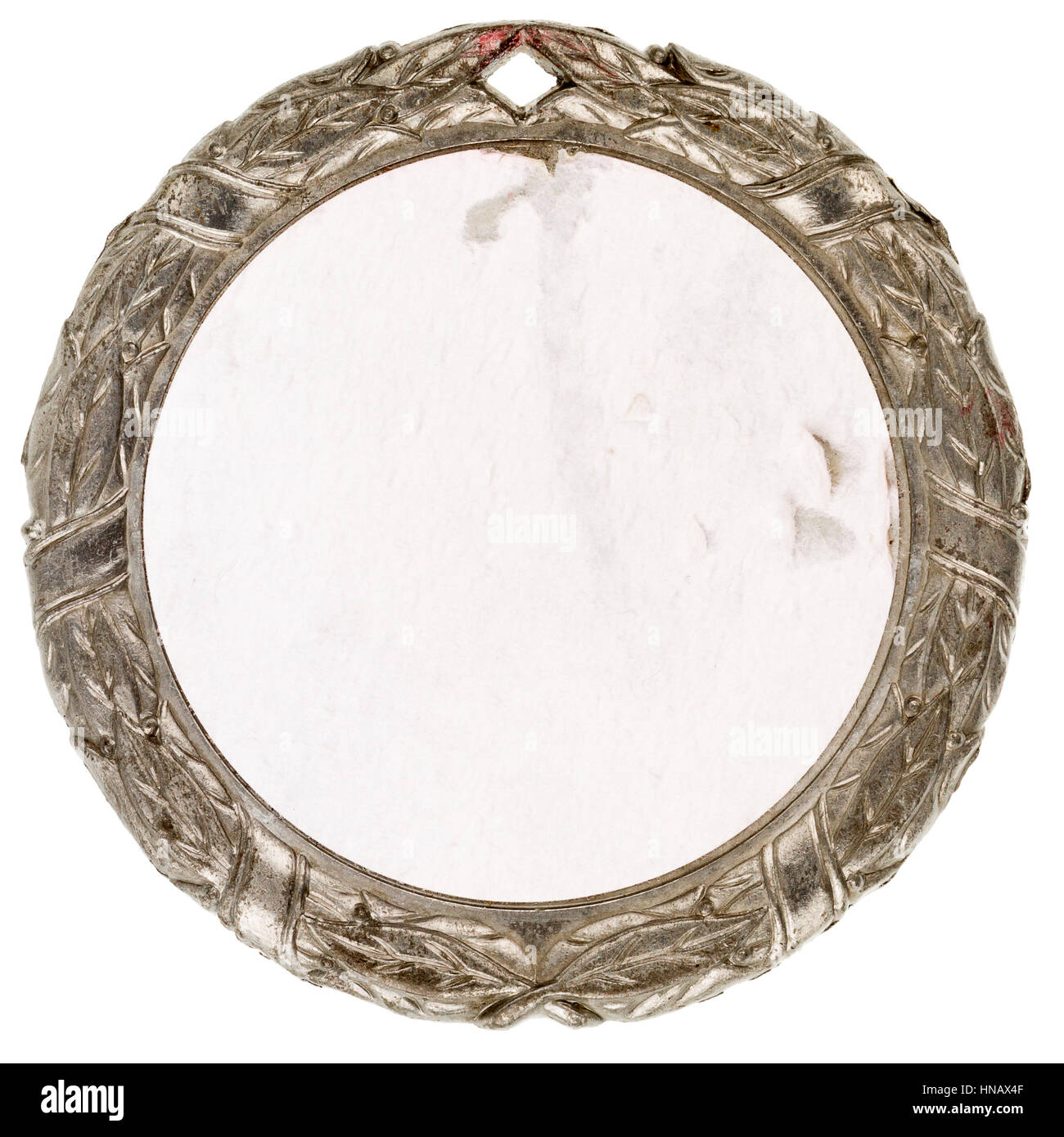 Vecchio grungy peltro medaglia con una trama della carta in un mezzo isolato su sfondo bianco Foto Stock