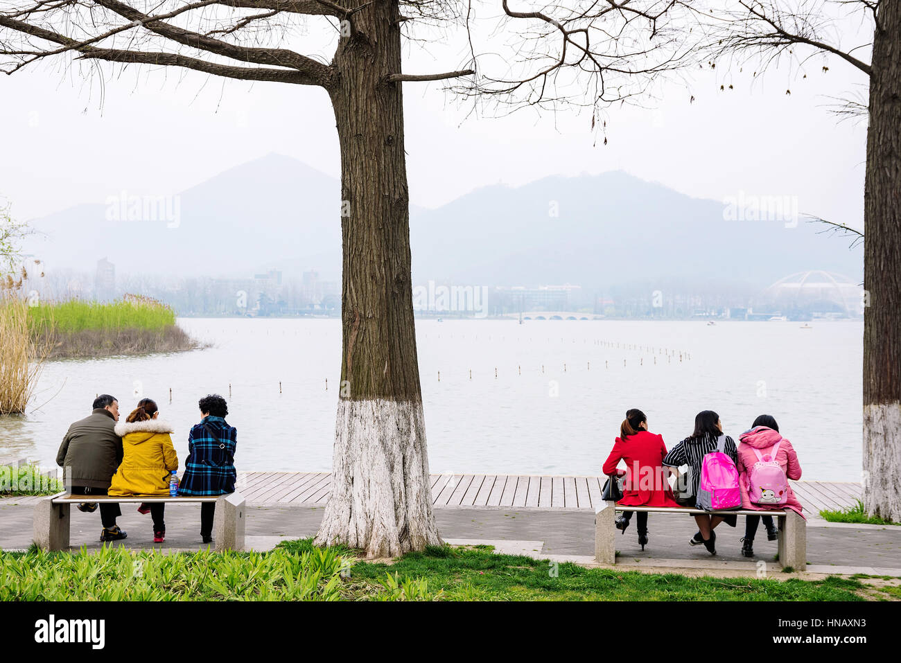 NANJING, Cina - 17 marzo: Il popolo cinese seduto e parlando dal Lago Xuanwu area turistica su Marzo 17, 2016 in Nanjing. Foto Stock