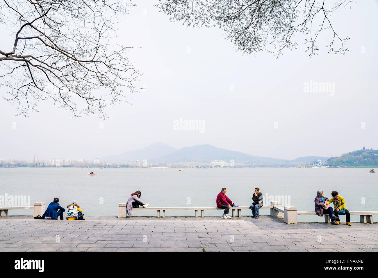 NANJING, Cina - 17 marzo: Il popolo cinese seduto e parlando dal Lago Xuanwu area turistica nel pomeriggio del 17 marzo 2016 in Nanjing. Foto Stock