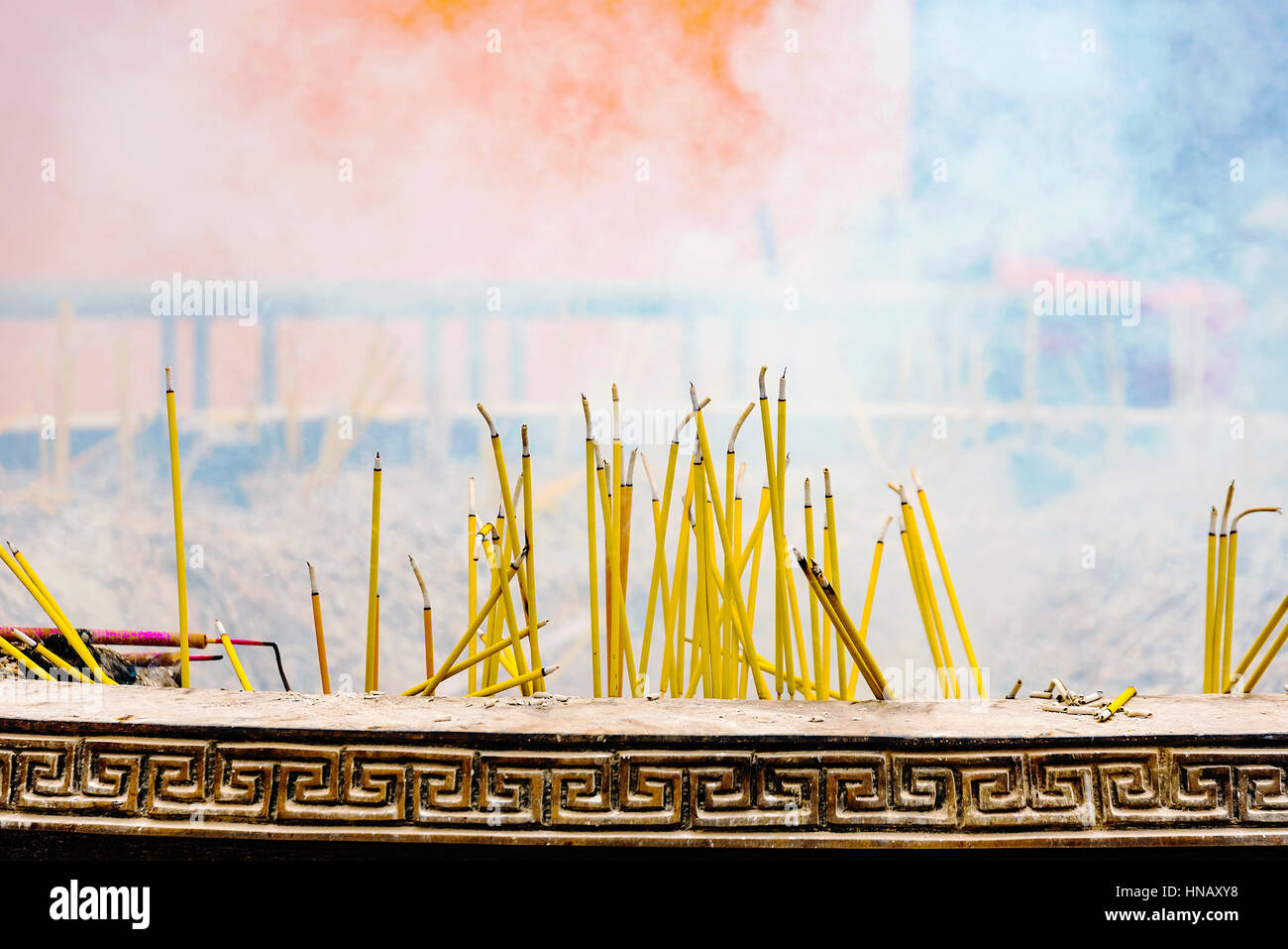 Bastoncini di incenso brucia in un tempio buddista Foto Stock