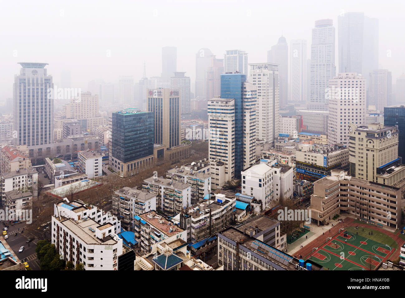 NANJING, Cina - 18 Marzo: Xinjiekou quartiere finanziario in Nanjing su un nebbioso giorno. Questa è l'area del centro cittadino di Nanjing dove molte banche e uffici c Foto Stock
