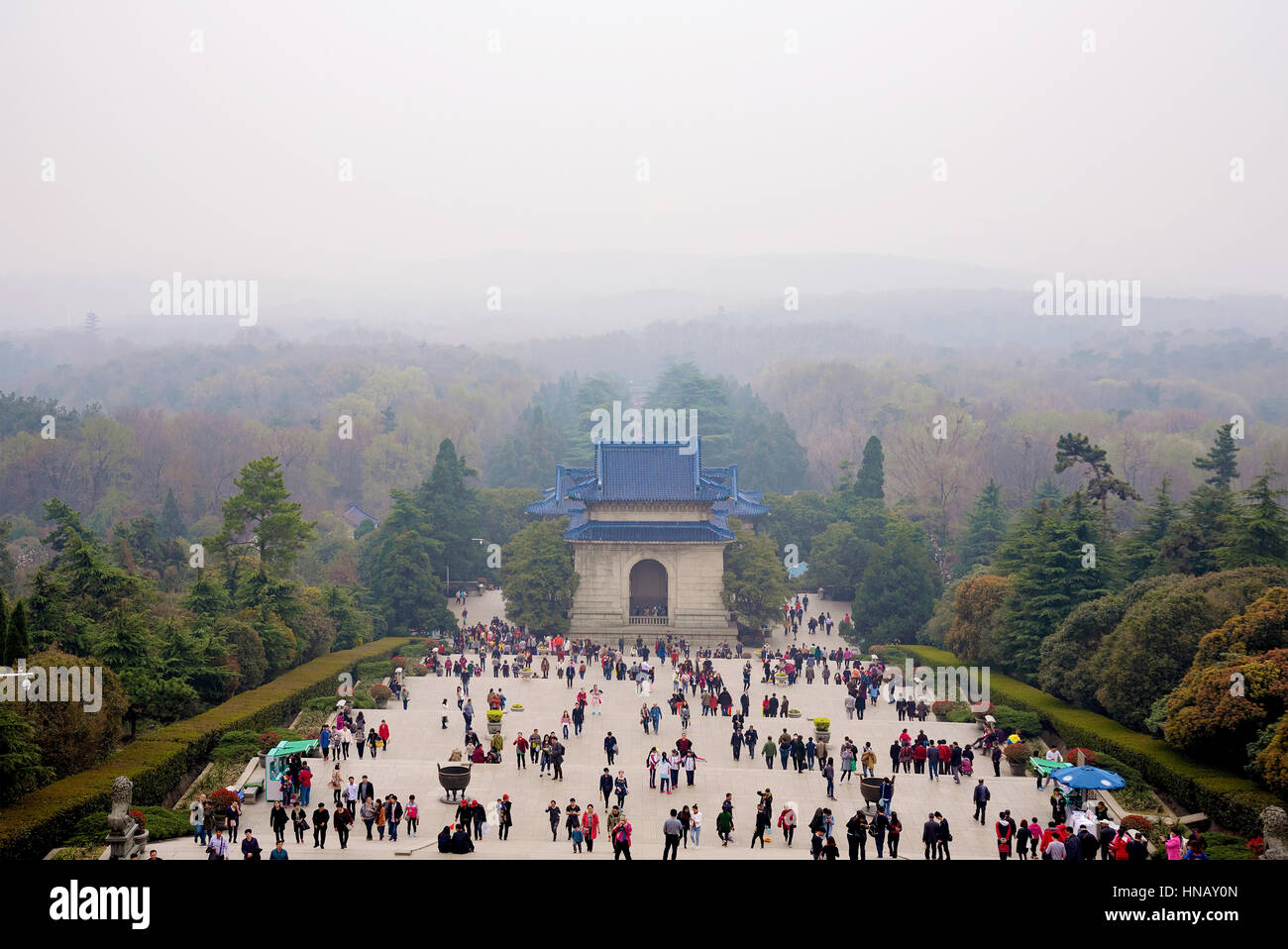 NANJING, Cina - 18 Marzo: Purple Mountain o Zhongshan in cinese è una zona turistica dove si può vedere il Memorial Hall di Sun Yat-Sen su Marzo 18, 20 Foto Stock