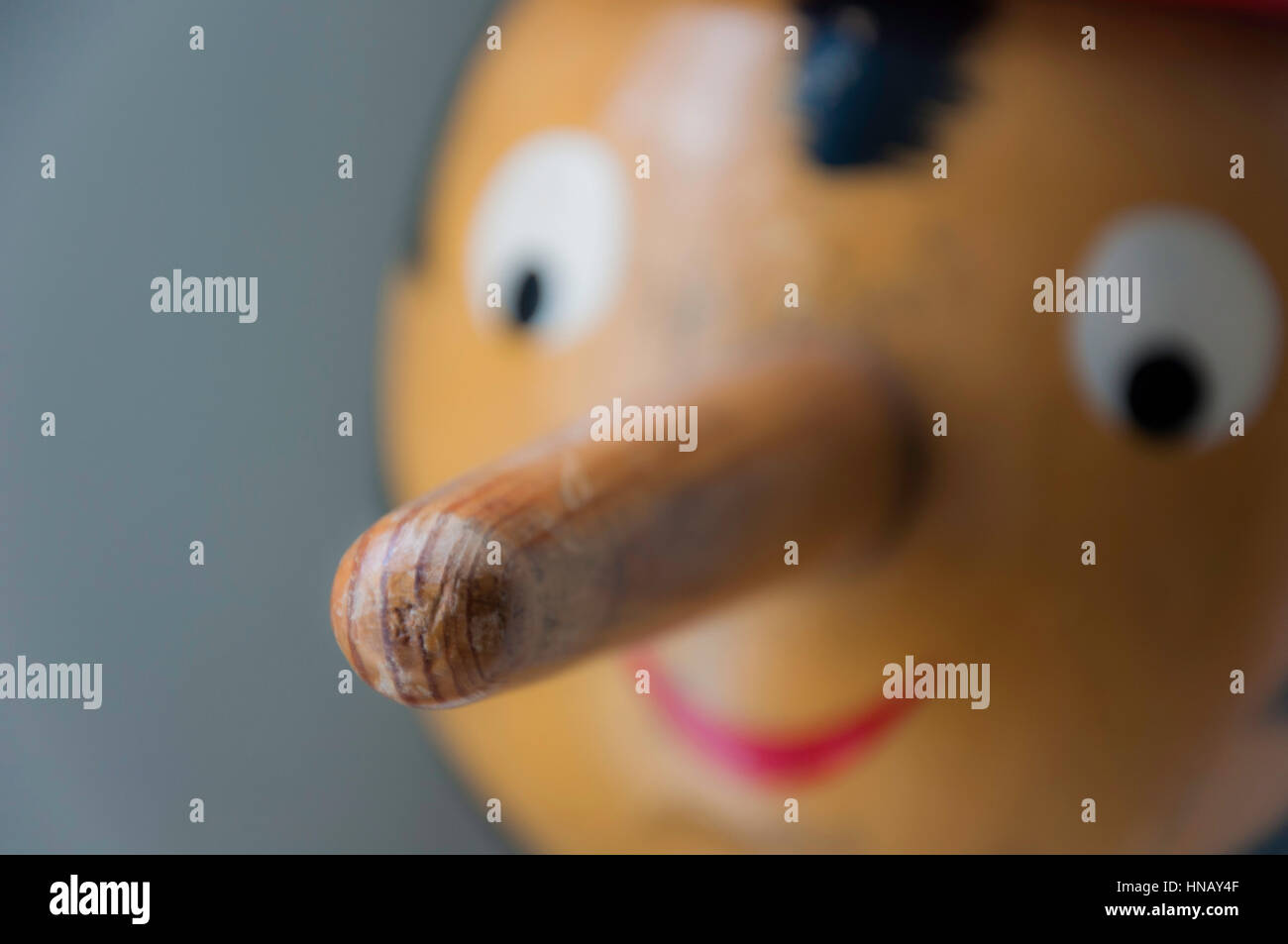 Ravvicinata di un burattino di legno con naso lungo. Foto Stock