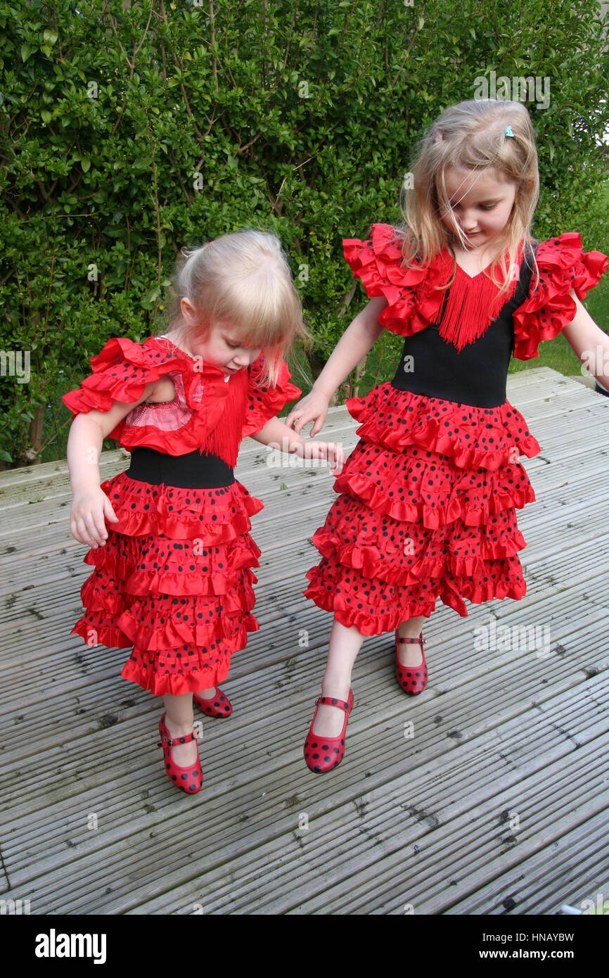 Bambine e bambini bambini vestiti di rosso e nero polka dot flamenco  spagnolo plaving vestito divertente giocare in giardino Foto stock - Alamy