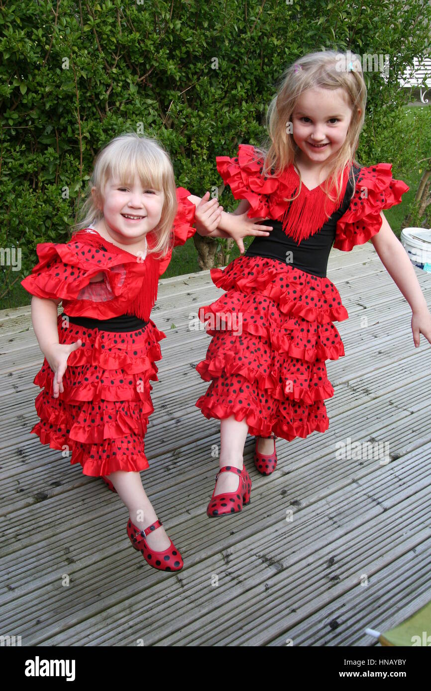 Bambine e bambini bambini vestiti di rosso e nero polka dot flamenco  spagnolo plaving vestito divertente giocare in giardino Foto stock - Alamy