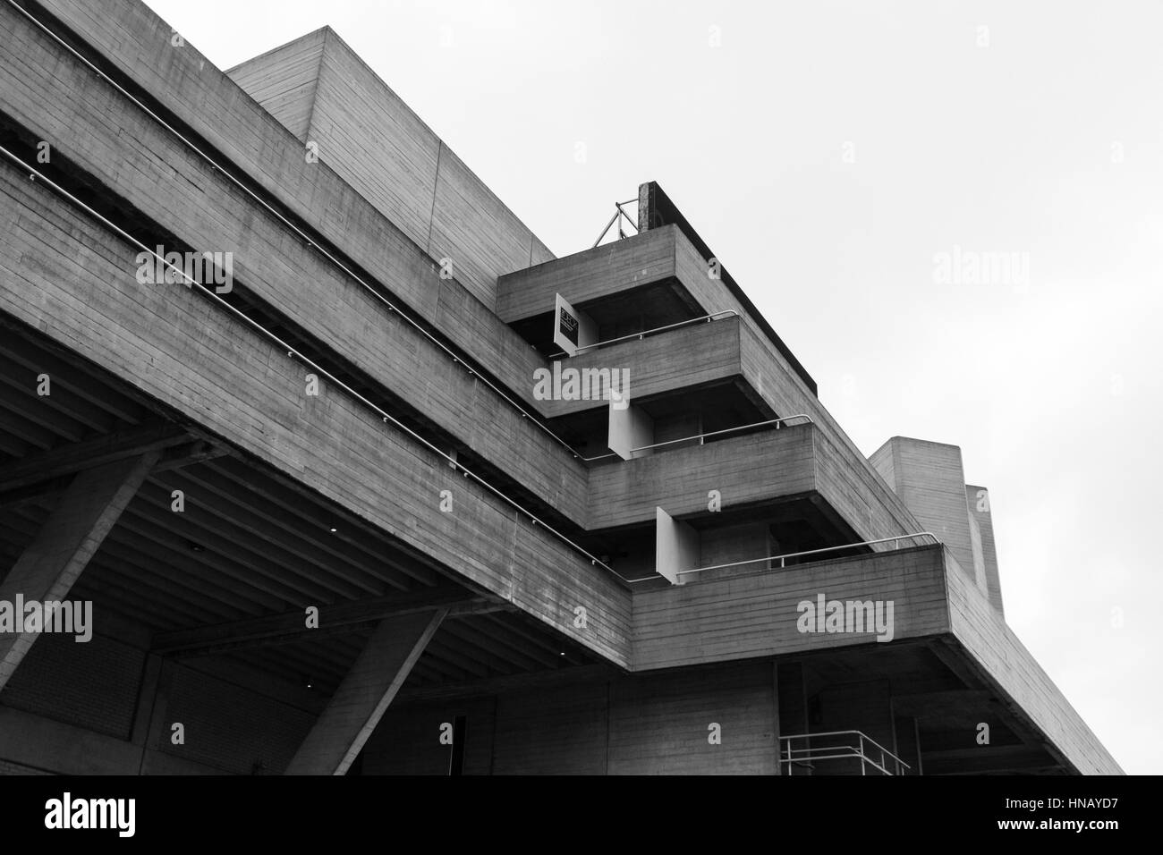 Vista del Teatro Nazionale sulla South Bank di Londra. Foto Stock