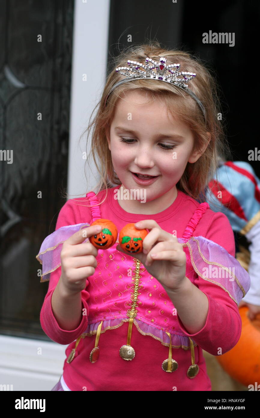 Bambini che giocano, vestito in una principessa costumi di Halloween divertente l'infanzia concetto innocente gioia Foto Stock