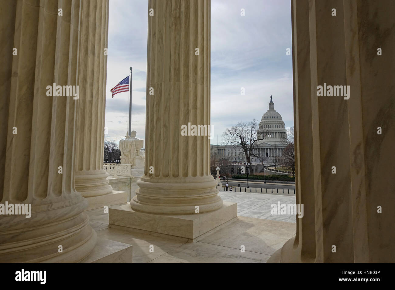 Dal portico di U.S. Corte Suprema, visualizzare Capitol Building, Casa del Congresso degli Stati Uniti. Bandiera. Washington, DC. Foto Stock
