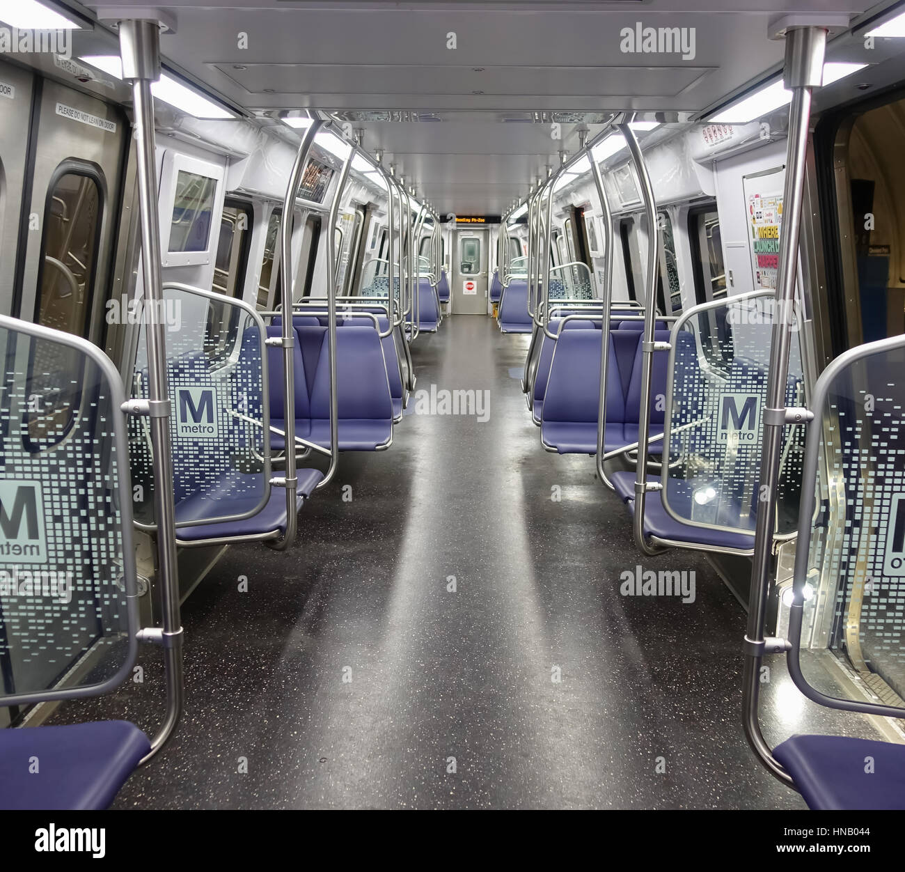 All'interno della serie DC Metro CAR 7000, prodotta da Kawasaki. Una riprogettazione rispetto ai modelli precedenti - sedili nuovi, disposizione, senza moquette, acciaio inossidabile. Foto Stock