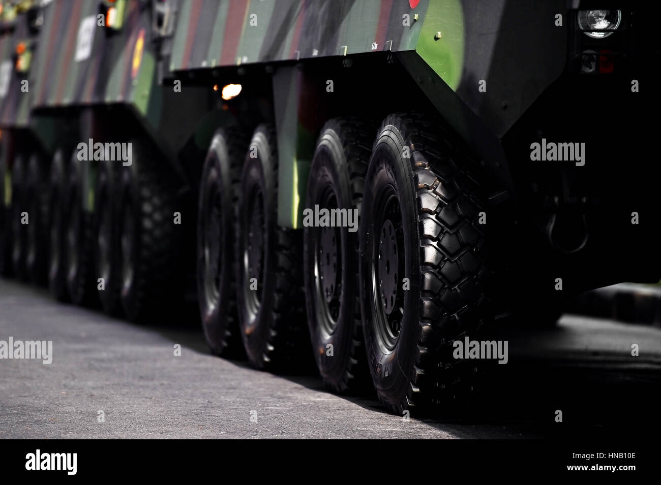 Dettaglio shot con veicolo blindato ruote durante la parata militare Foto Stock