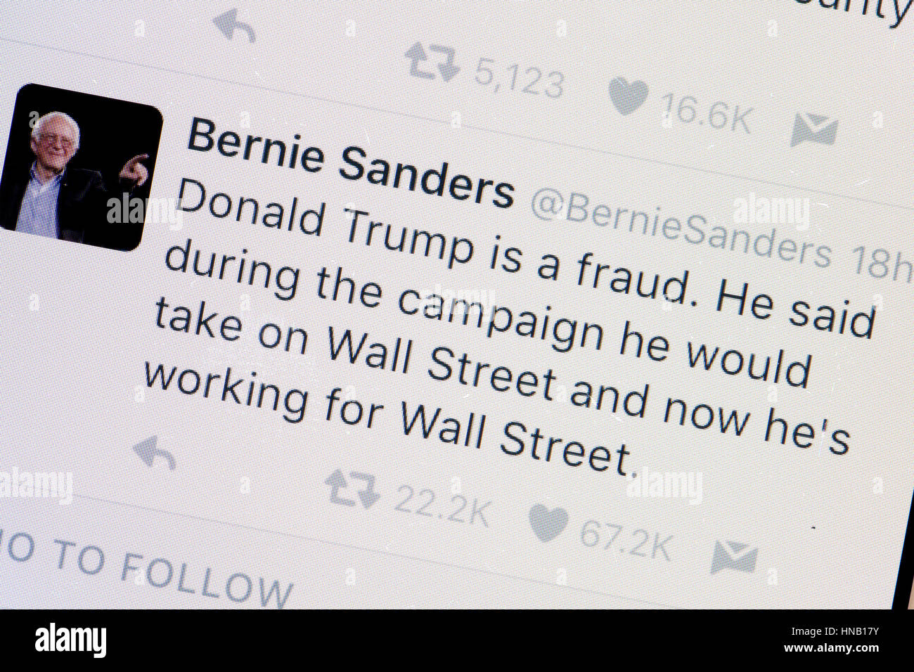Il senatore Bernie Sanders account Twitter su schermo di cellulare - USA Foto Stock