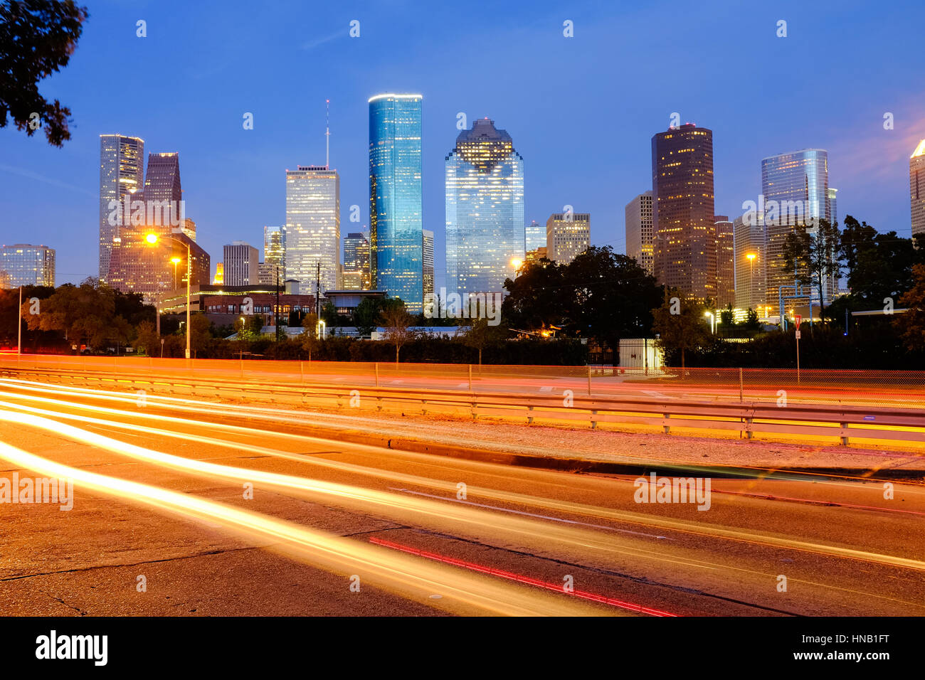 Vista del centro città di houston, texas in una bella giornata di notte Foto Stock