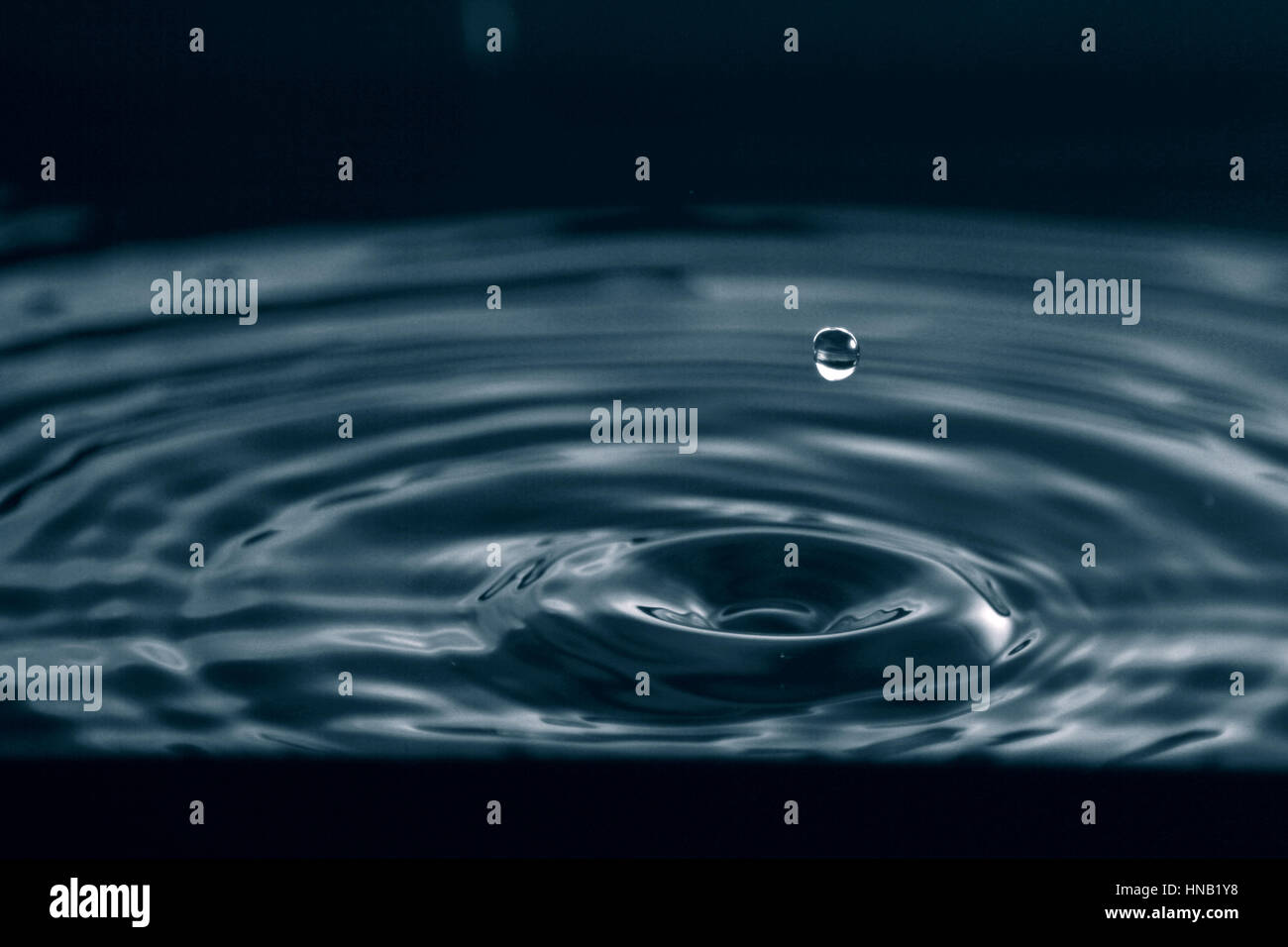 Fondo di acqua / acqua è trasparente e quasi incolore sostanza chimica che è il costituente principale della terra di torrenti, laghi e oceani, Foto Stock