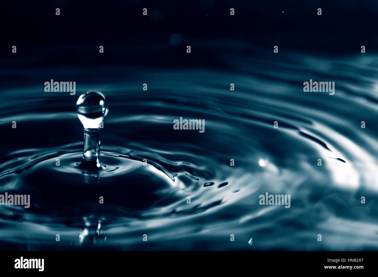 Fondo di acqua / acqua è trasparente e quasi incolore sostanza chimica che è il costituente principale della terra di torrenti, laghi e oceani, Foto Stock