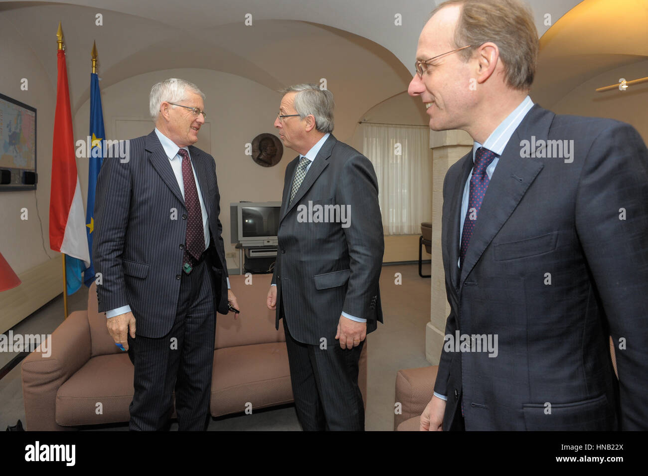 FILE 08.01.2010 Lussemburgo Kaspar Villiger, presidente del consiglio di amministrazione della Swiss UBS banca incontra il primo ministro lussemburghese Jean Claude Juncker e finanziare i minis Foto Stock