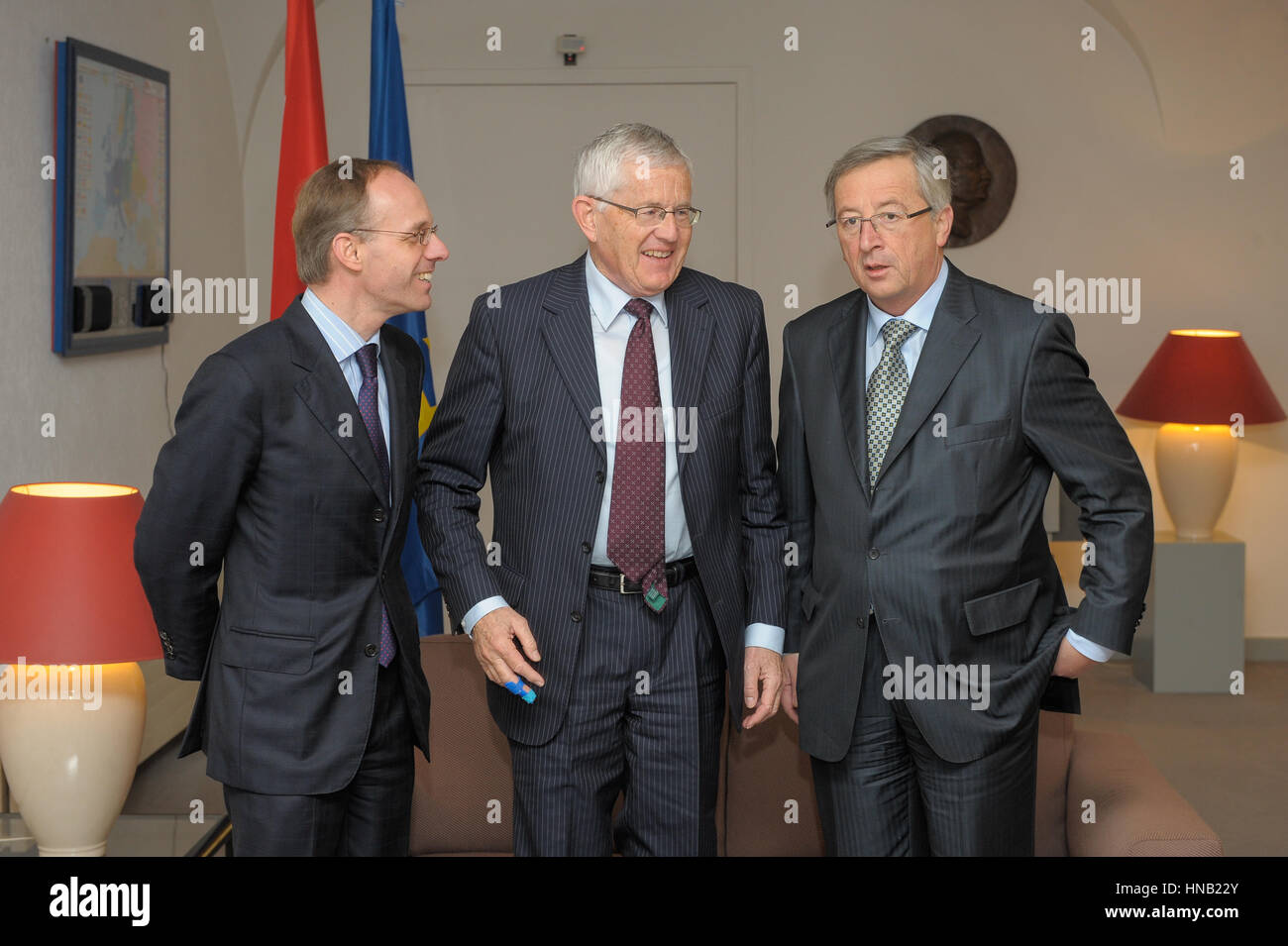 FILE 08.01.2010 Lussemburgo Kaspar Villiger, presidente del consiglio di amministrazione della Swiss UBS banca incontra il primo ministro lussemburghese Jean Claude Juncker e finanziare i minis Foto Stock