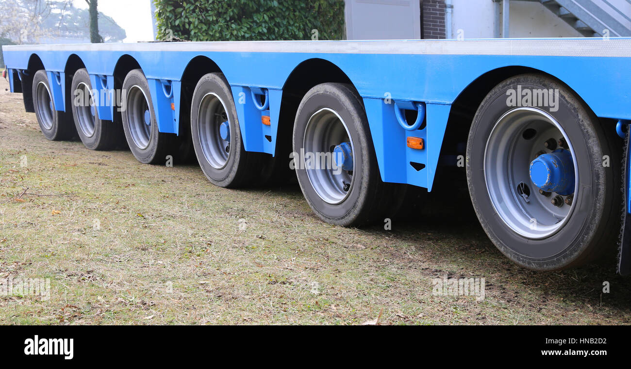 Molto lunghi camion rimorchio per trasporti eccezionali con molti  pneumatici robusti Foto stock - Alamy