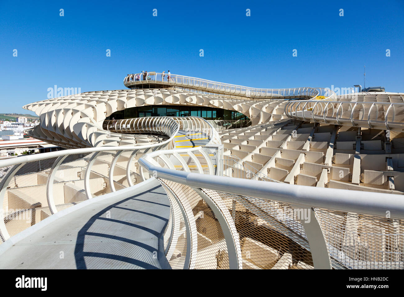 Siviglia, Spagna - 1 Maggio 2016: turisti sulla piattaforma superiore del Metropol Parasol, una struttura in legno si trova presso La Encarnacion square nel vecchio quar Foto Stock