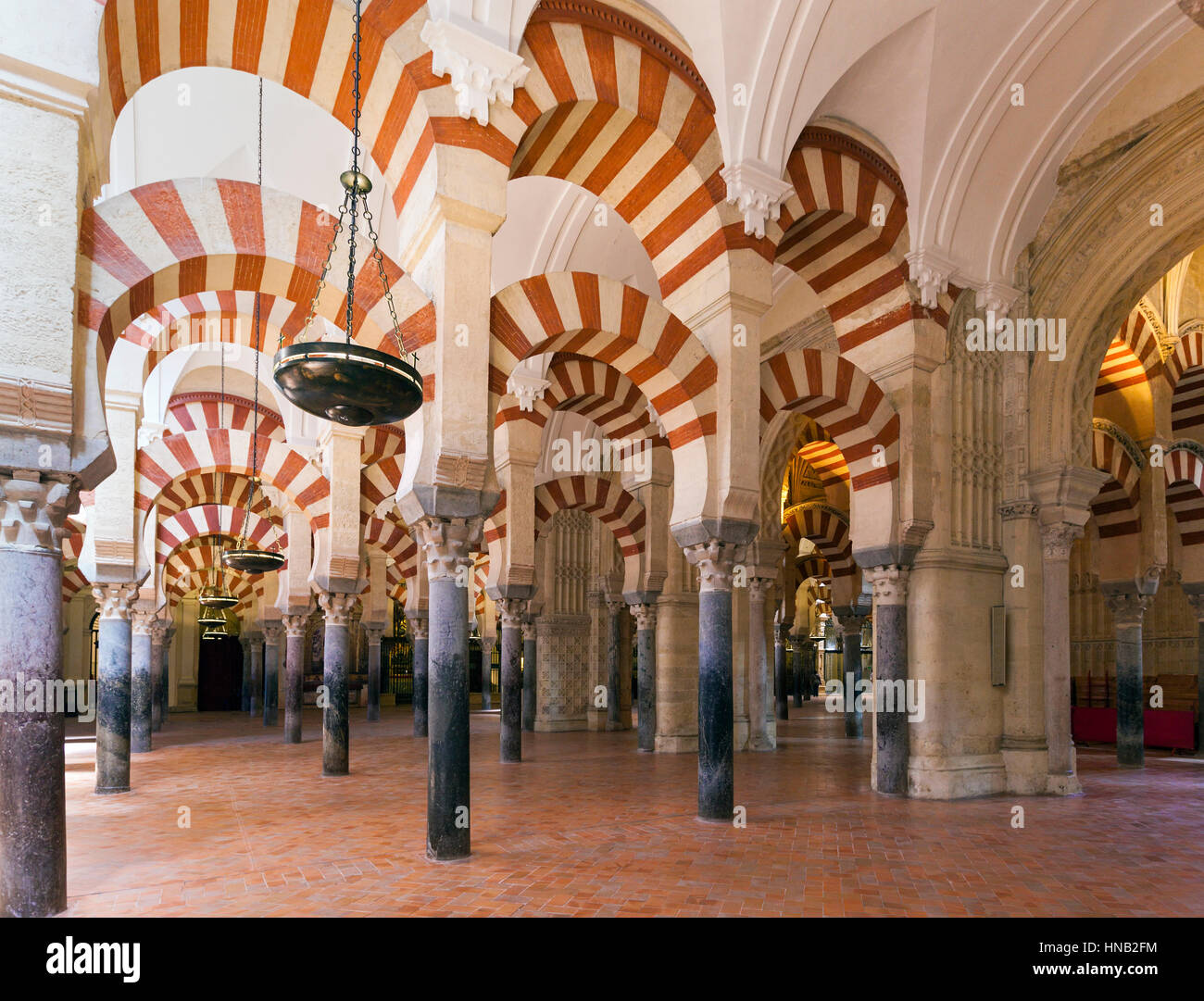 Cordoba, Spagna - 2 Maggio 2016: vista interna con colonne presso la famosa la Giralda di Siviglia Foto Stock