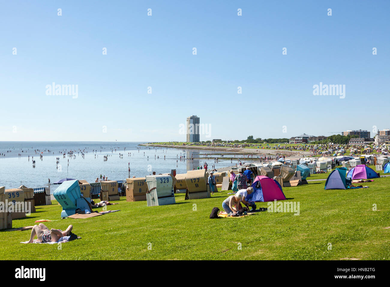 Büsum, Germania - Luglio 20, 2016: per coloro che godono di un caldo giorno d'estate presso la spiaggia affollata area di Buesum. Foto Stock