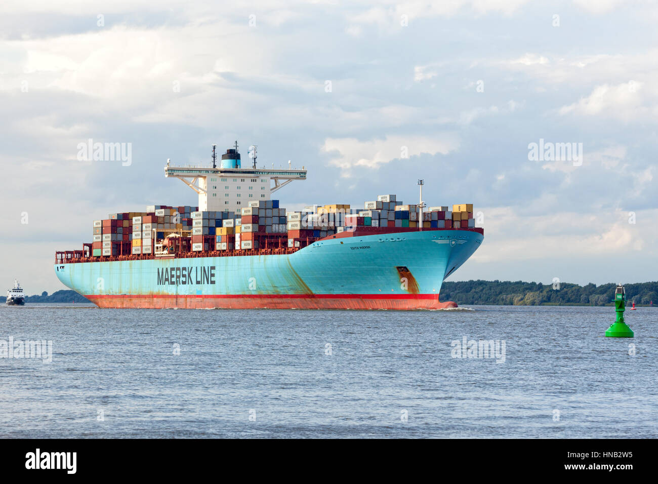 Stade, Germania - 21 agosto 2016: EDITH MAERSK, uno dei più grandi del mondo navi cargo, gestito da Maersk Line, dirigendosi verso Amburgo sul fiume Elba Foto Stock