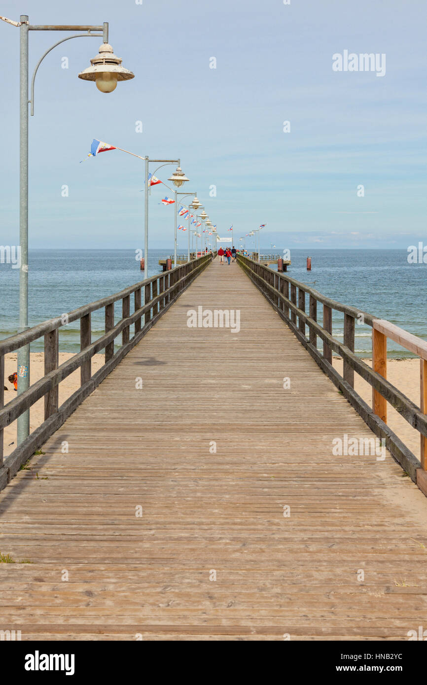 Göhren, Germania - 22 Settembre 2016: Il molo in legno presso il Mar Baltico spiaggia su una tarda estate del giorno. La struttura si trova a 350 m di lunghezza e fu ricostruito Foto Stock