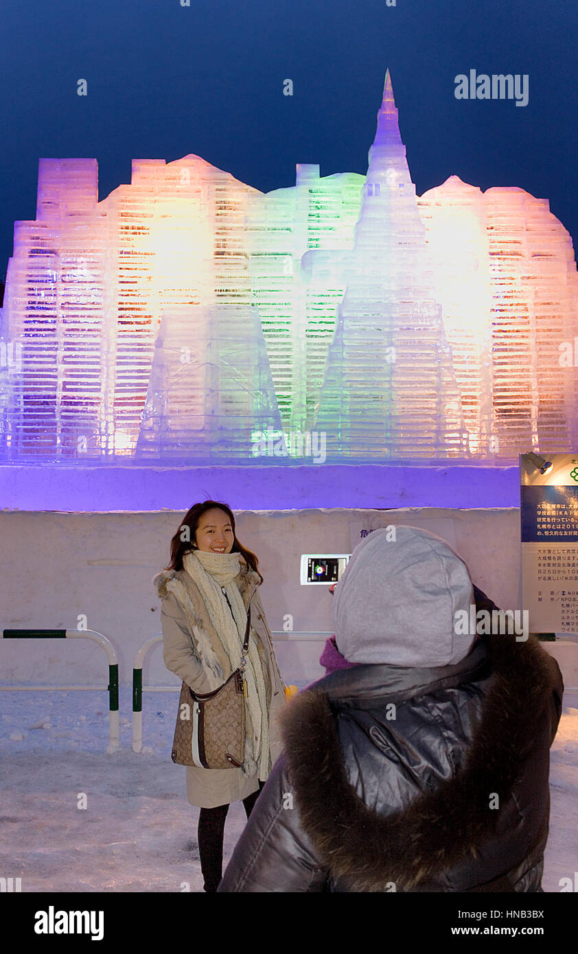 Visitatori,Sapporo Snow Festival,sculture di ghiaccio,Parco Odori, Sapporo,  Hokkaido, Giappone Foto stock - Alamy