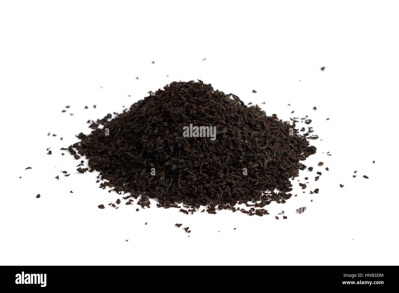 Cumulo di tè nero isolato su sfondo bianco Foto Stock