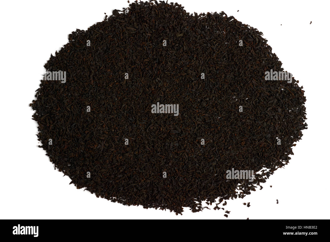 Cumulo di tè nero sparsi sulla superficie bianca Foto Stock
