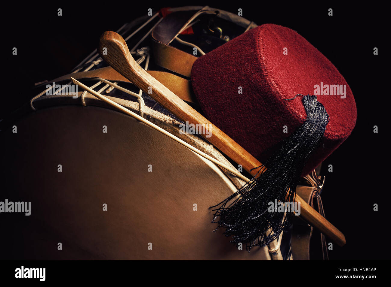 Fez il tappo sul tamburo tapan, vista ingrandita di dettagli. Foto Stock