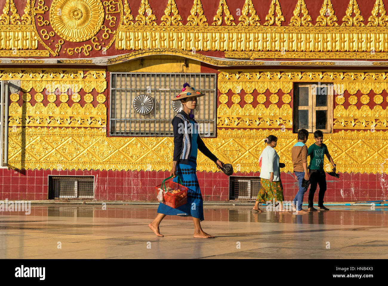 Besucher im Tempelkomplex am Goldenen Felsen Kyaiktiyo, Kyaikto, Myanmar, Asien | visitatore al complesso del tempio sopra il Golden Rock Kyaiktiyo, Foto Stock