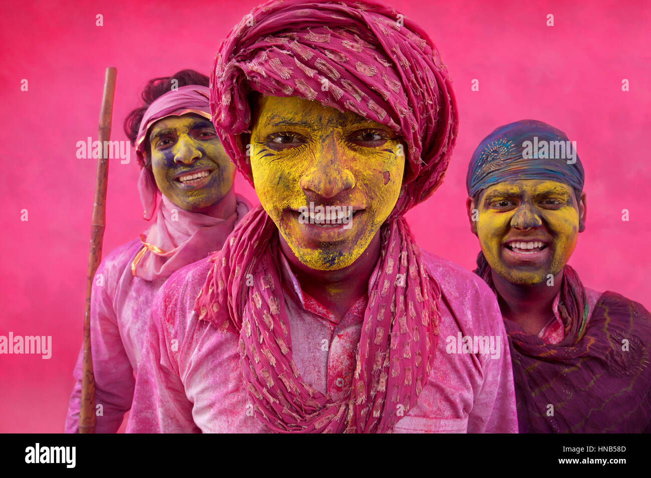 Ritratto di uomini indiano giocando holi Foto Stock