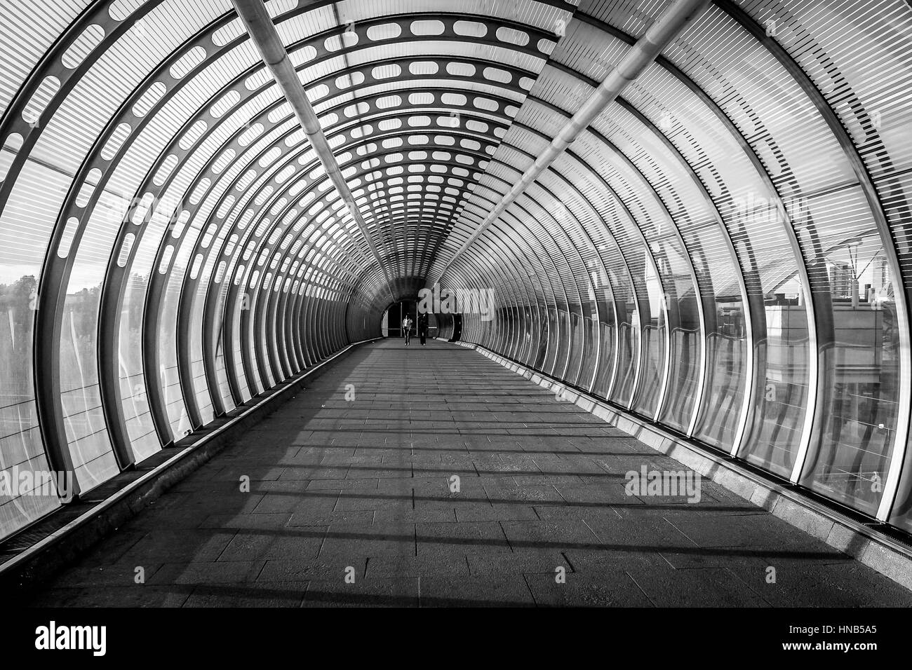 Concept futuristico e architettura moderna con molto design artistico ponte pedonale a Canary Wharf di Londra Foto Stock