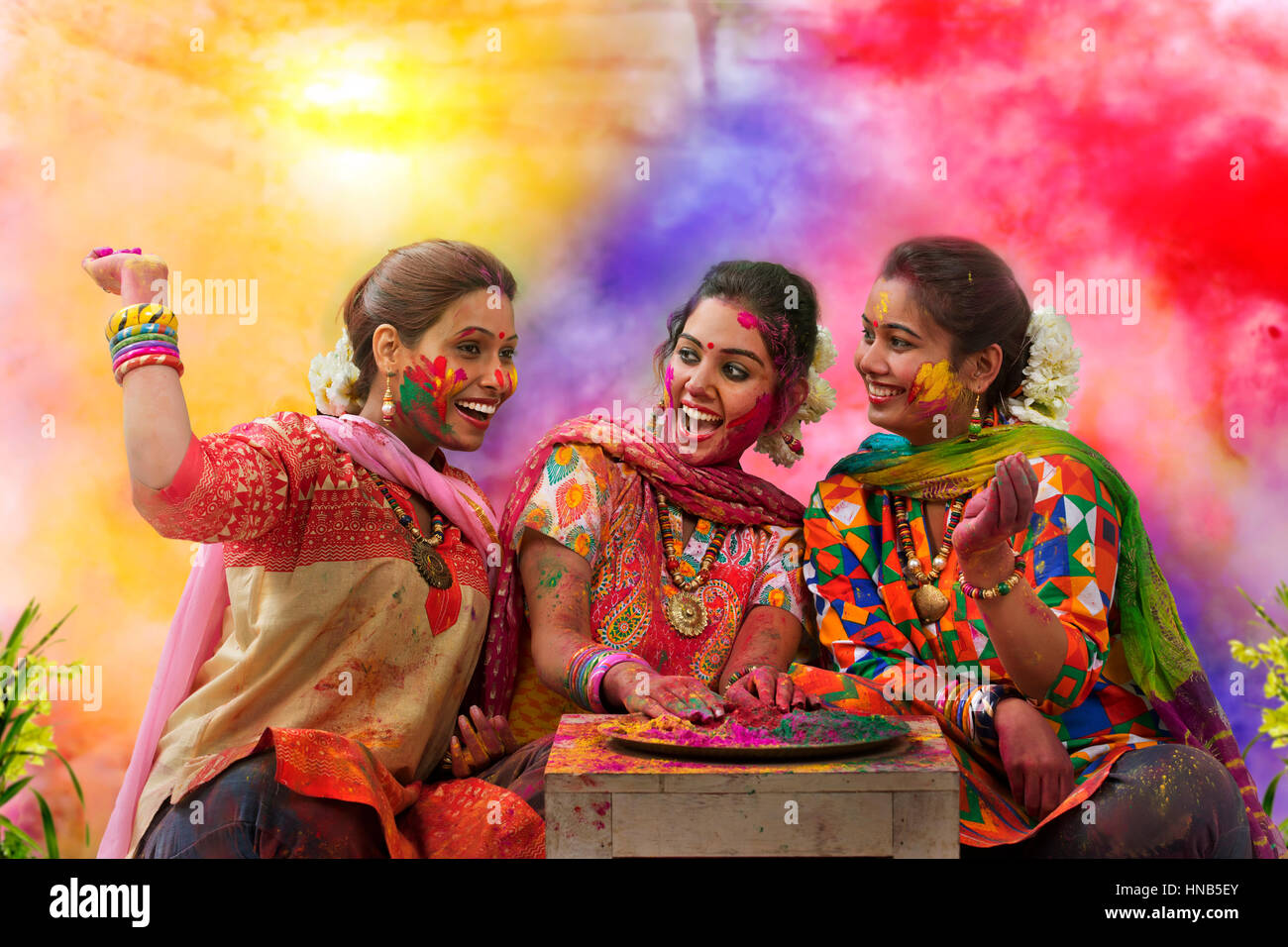 Tre adolescenti ragazze indiana celebra Holi festival con abiti tradizionali e ornamenti Foto Stock