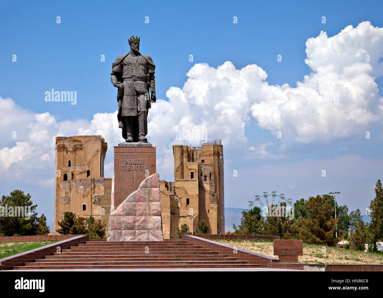 Statua di Timur e rovine di Ak-Saray palace di Shahrisabz, Uzbekistan Foto Stock