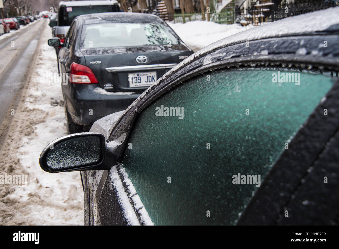 Montreal, CA, 29 febbraio 2016. Specchio auto e Windows sono coperti di ghiaccio dopo la pioggia gelata. Foto Stock