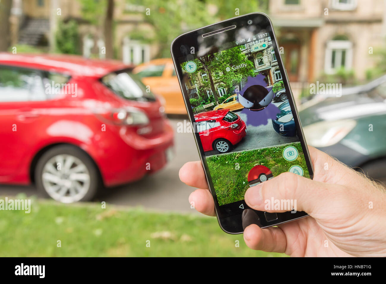 Montreal, CA - Luglio 28, 2016: primo piano di un uomo Gioca Pokemon vai su uno smart phone. Pokemon Go è un gioco di realtà virtuale rilasciato nel mese di luglio 2016. Foto Stock