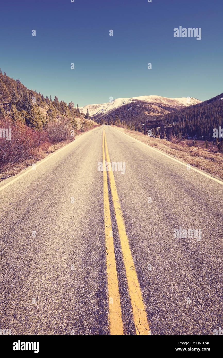 Tonalità di colore scenic mountain road, concetto di viaggio foto, Colorado, Stati Uniti d'America. Foto Stock
