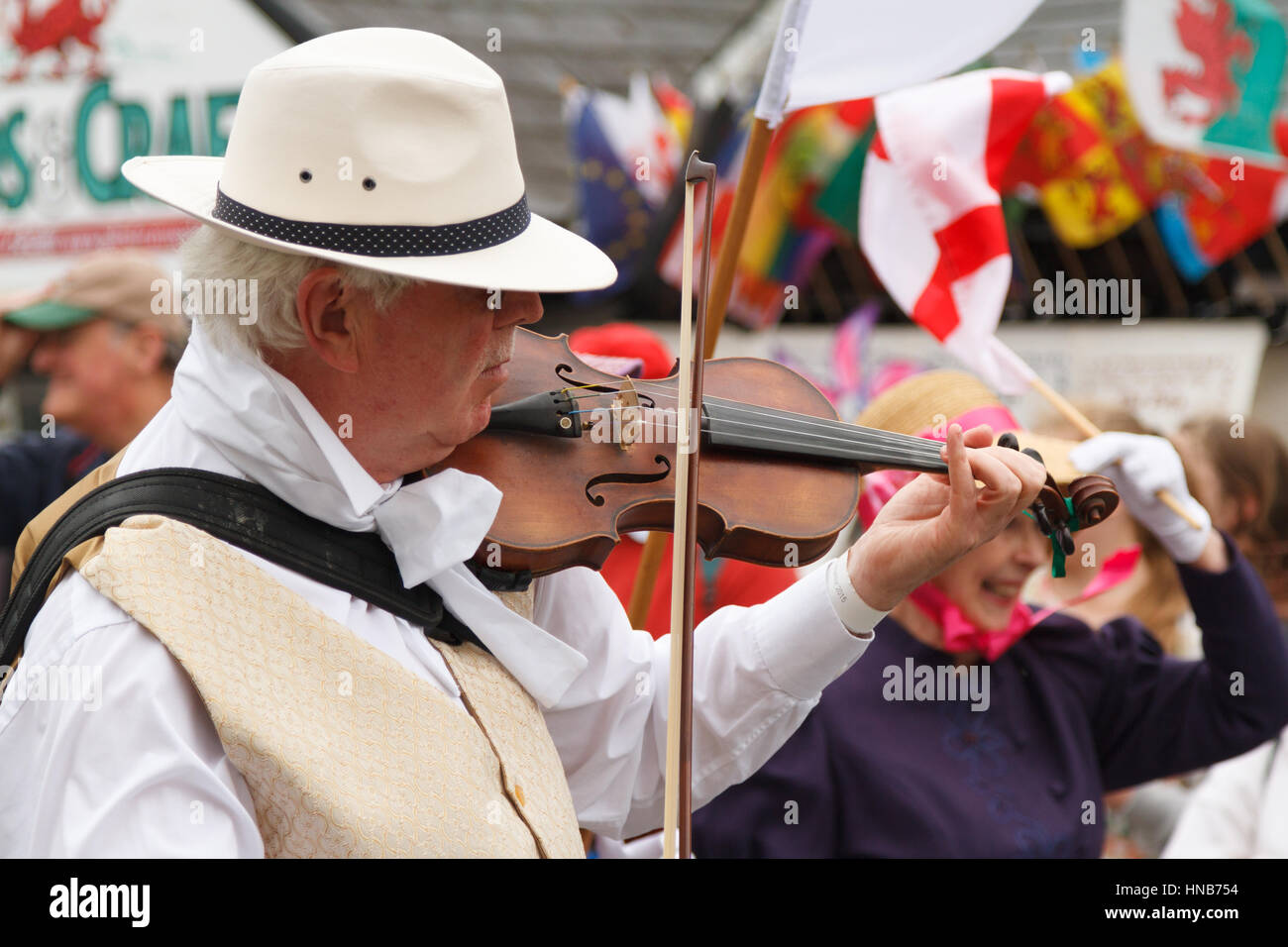 Tedesco folk violinista nella annuale internazionale Eisteddfod street parade di Llangollen Galles del Nord Foto Stock
